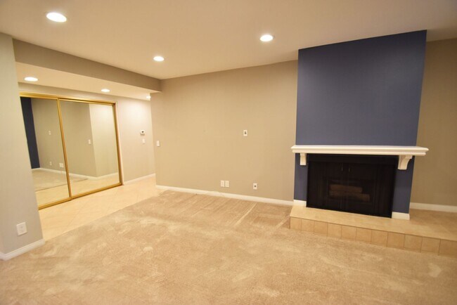 Building Photo - Spacious Fullerton Condo Near Craig Park