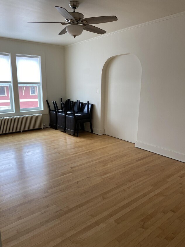 Primary Photo - 200 E Wall St