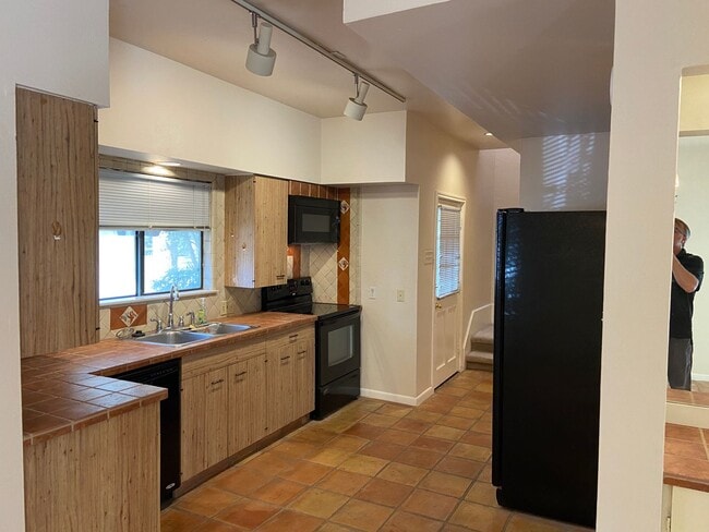 Building Photo - Spacious Riverhill Townhome