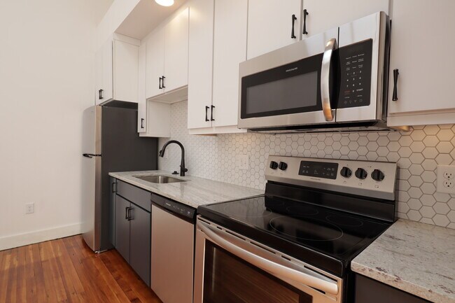 Cocina - 210 E Grace St