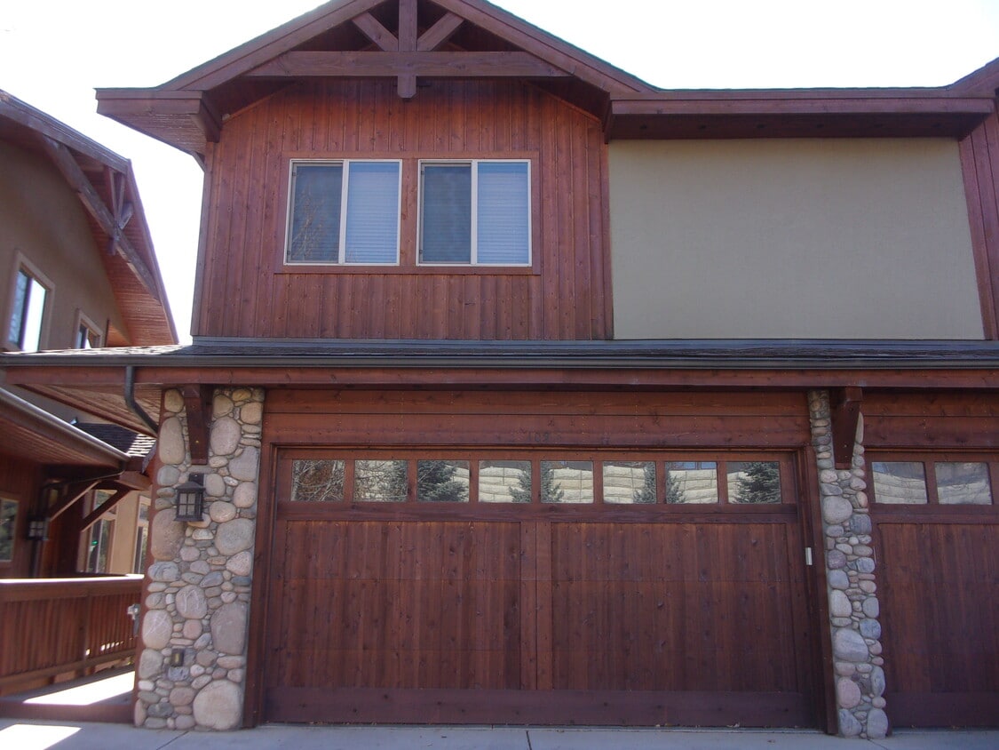 Primary Photo - 50 River Oaks Dr