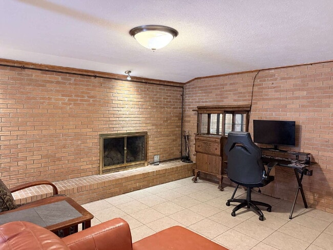 Foto del edificio - Spacious 1BR / 1BA Basement Apartment Just Minutes From Town