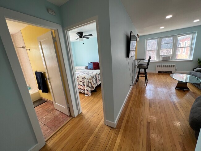 Pasillo - 145 Farragut Rd