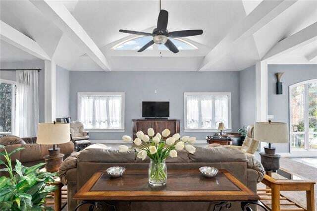 Building Photo - 632 Village Ln S