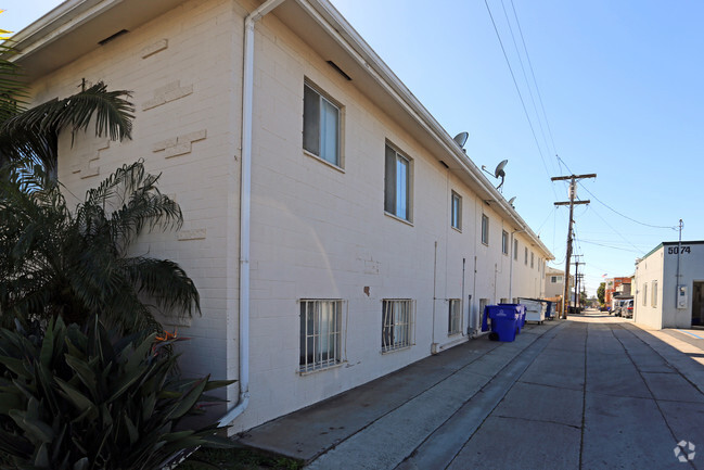 Building Photo - Apartments on Cass St.