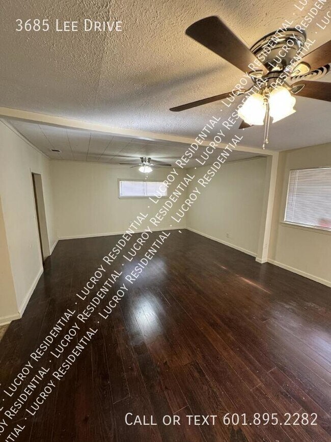 Building Photo - Charming 3 Bed, 1.5 Bath Home with Hardwoo...