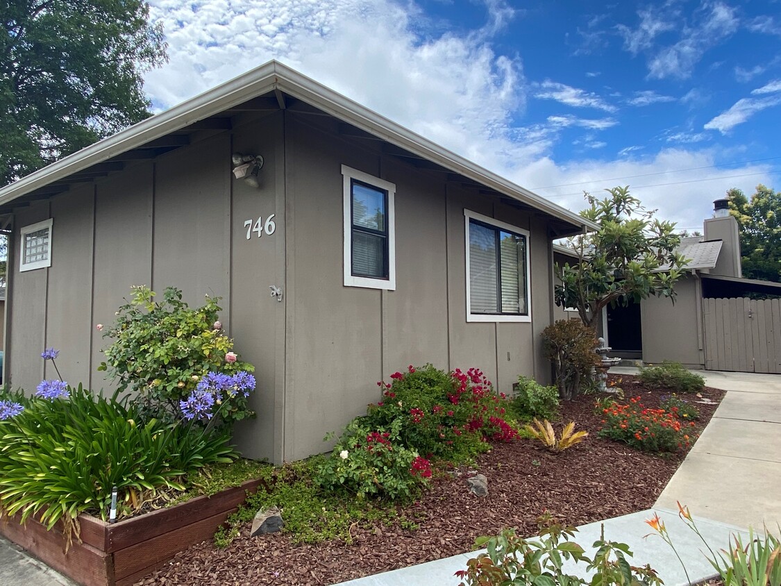 Front exterior 1 - 746 W Hacienda Ave