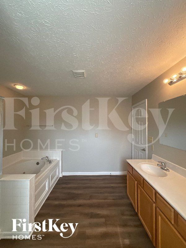 Building Photo - 2377 Willowview Dr