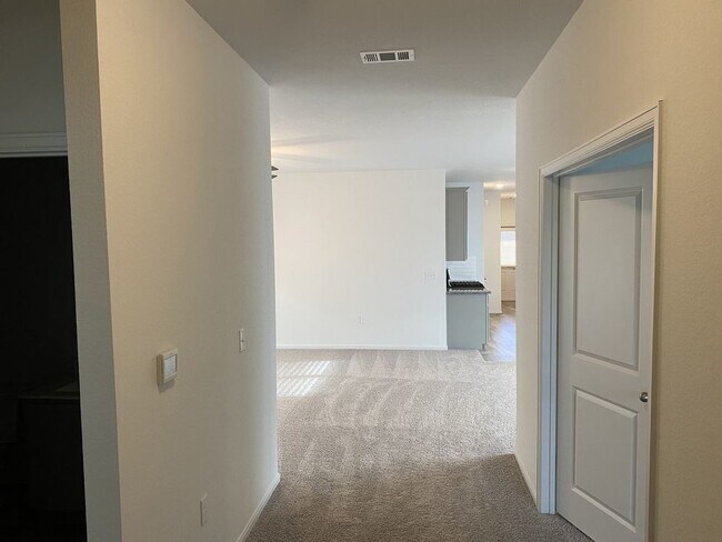 Foto del edificio - Paramount Home Available for July Move-In