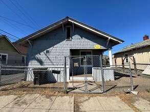 Building Photo - 607 E Walnut St