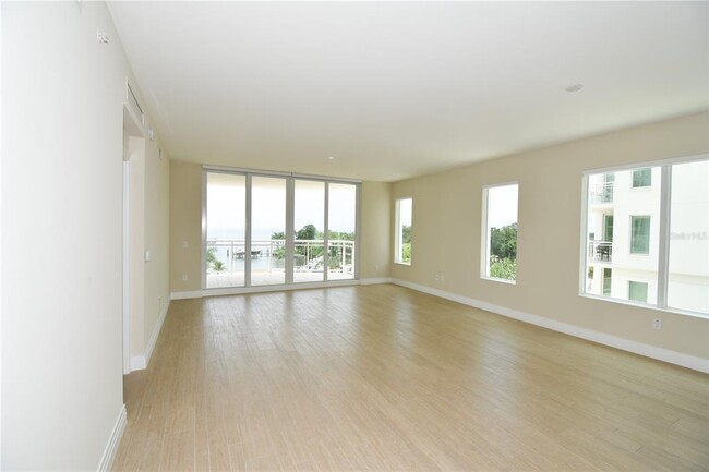 Building Photo - 1325 Snell Isle Blvd NE