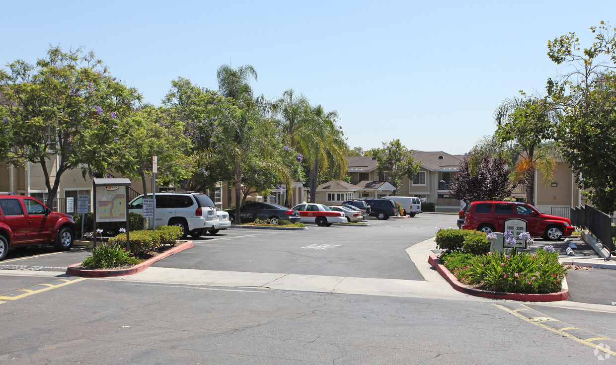 Building Photo - Village Walk