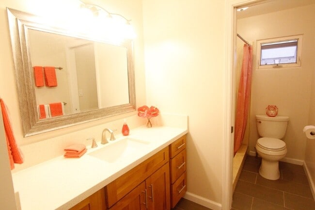 Building Photo - 923 Green St