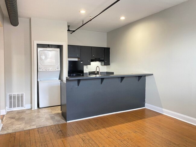 Building Photo - 153 N Limestone Unit 7