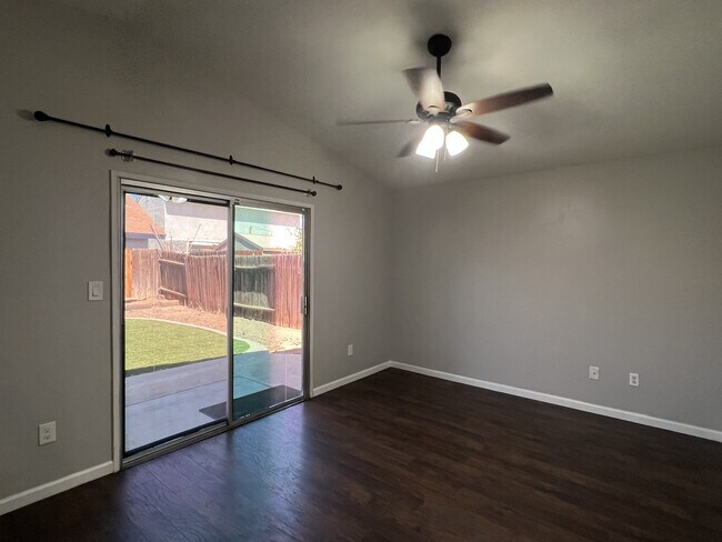 Foto del edificio - 3901 Starwood Ln