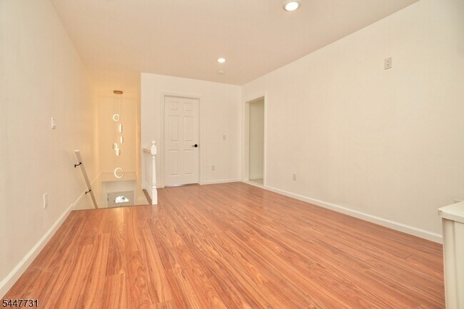 Foto del edificio - 210 Sandford Ave
