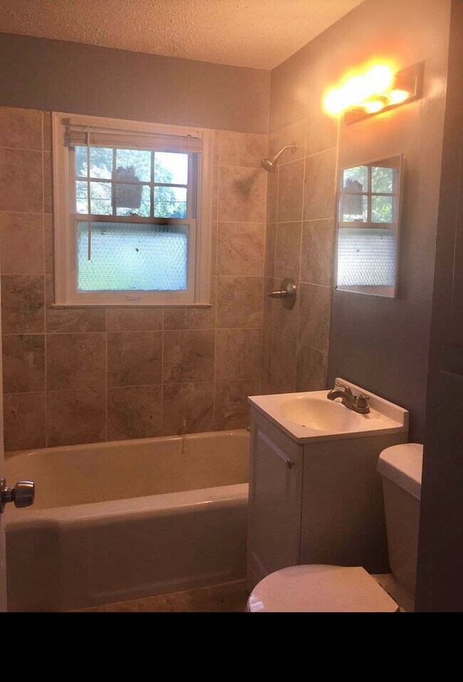 Foto del edificio - 4220 E 69th St