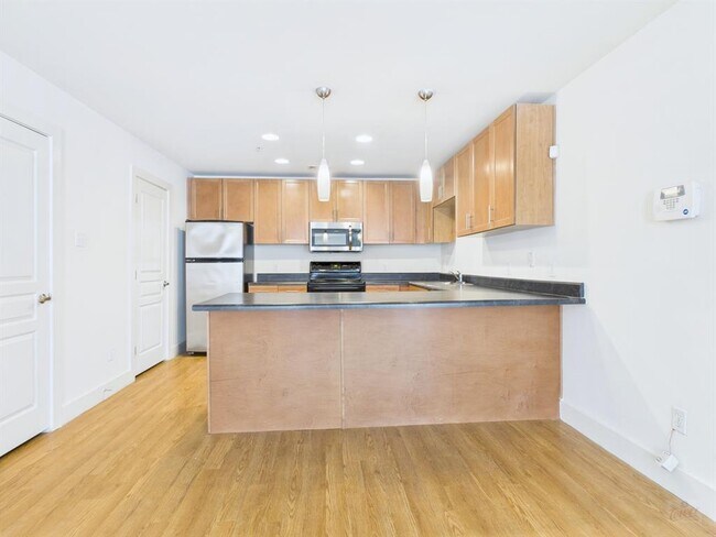 Foto del edificio - 711 W 32nd St