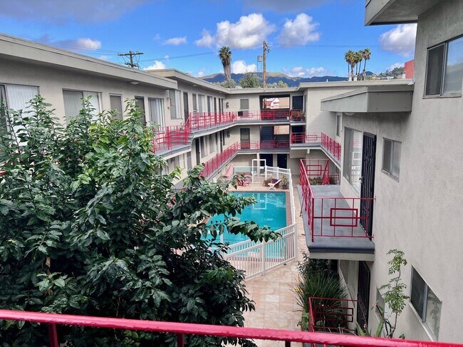 Foto del edificio - 5855 Carlton Way