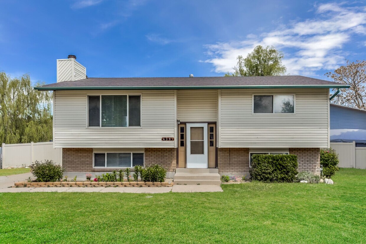 **Coming Soon** 5 bd/ 2 bath Home! - **Coming Soon** 5 bd/ 2 bath Home!