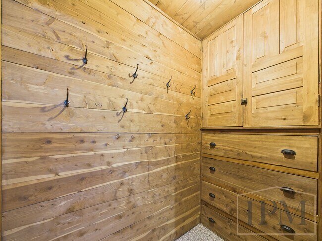 Building Photo - Available Now! Charming 2 Bedroom, 1 Bath ...