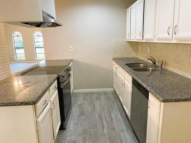 Building Photo - 614 Jeff Davis Dr