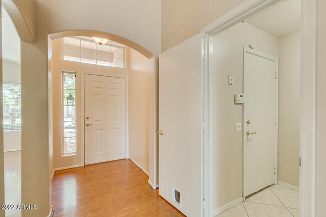 Building Photo - 750 E Baylor Ln