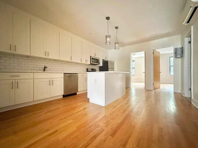 Foto del edificio - 4 bedroom in BROOKLYN NY 11226