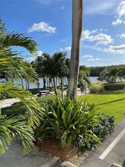 Foto del edificio - 400 Kings Point Dr