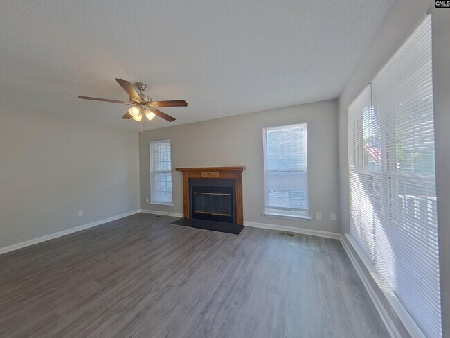 Foto del edificio - 601 Rapids Rd