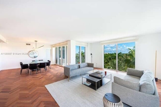 Foto del edificio - 445 Grand Bay Dr