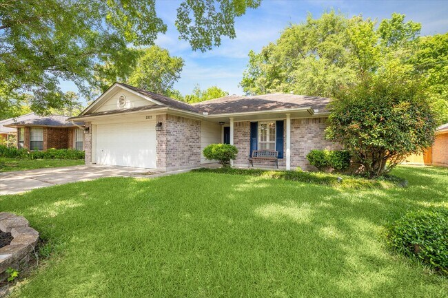 Foto del edificio - 2227 Friarwood Trail