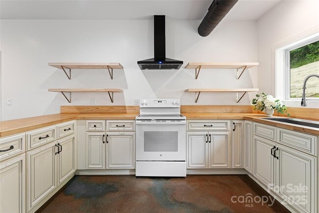 Foto del edificio - "Charming 1-Bedroom Retreat in Candler - Cozy 650 Sq Ft Haven!"