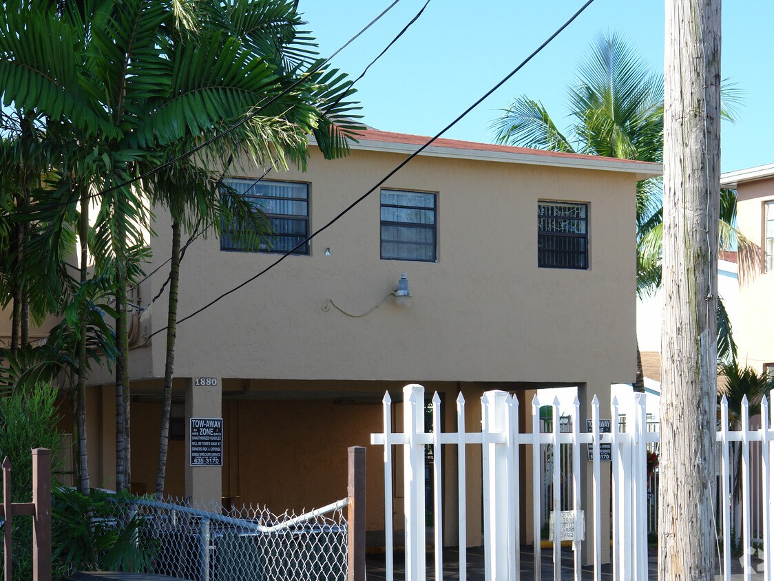Foto del edificio - 1880 SW 4th St