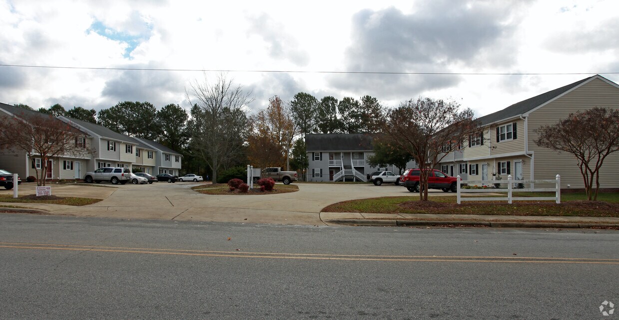 323 E Moore St, Clayton, NC 27520 Apartments in Clayton, NC