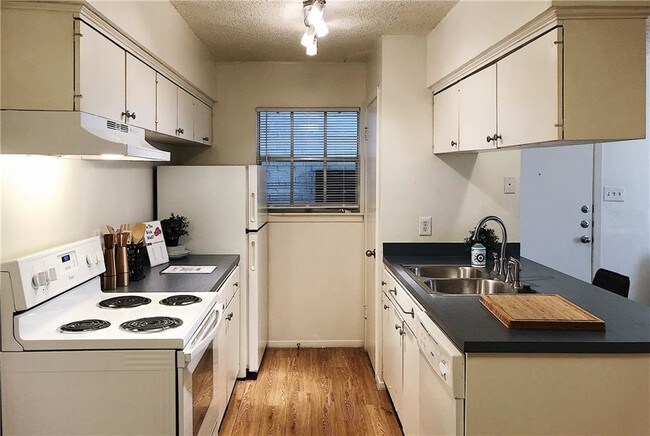 Building Photo - 206 W 38th St