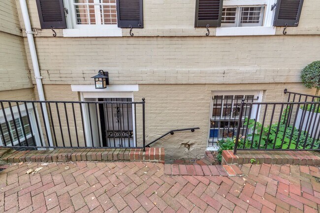 Foto del edificio - Charming and light-filled garden condo in ...