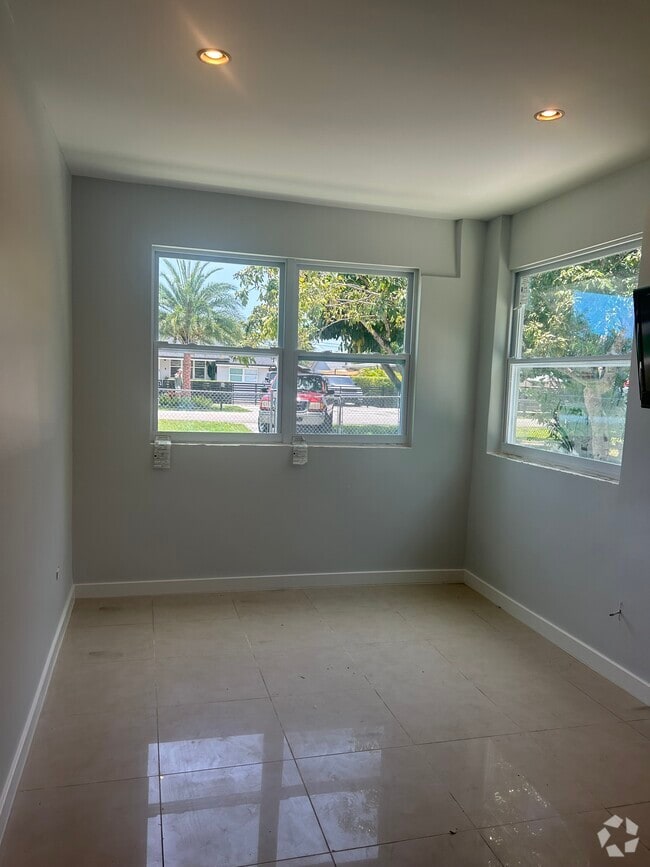 Building Photo - 6859 SW 37th St