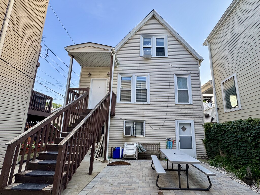 Primary Photo - 1721 W Nelson St