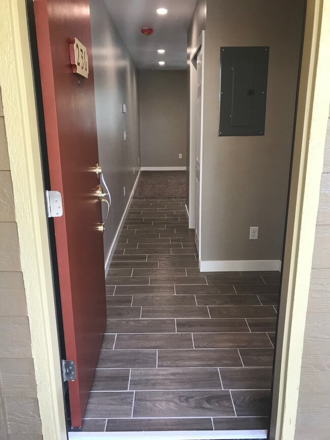 Foto del edificio - Top Floor Studio In The Wimbledon Condos! Ideal Location!