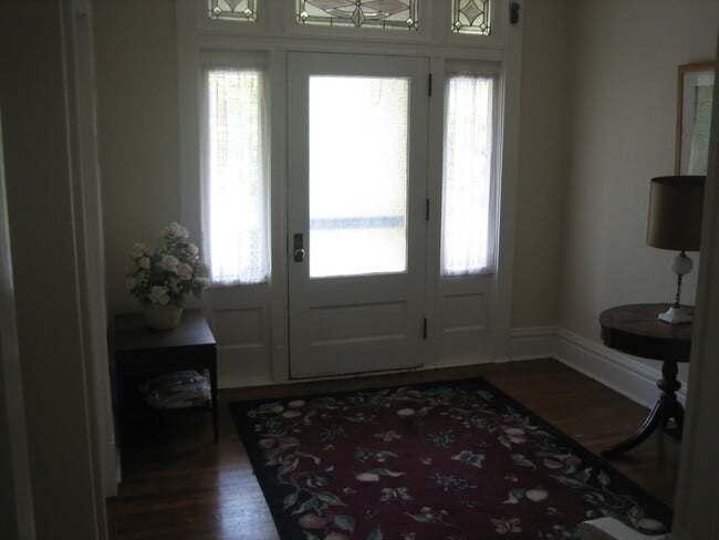 Building Photo - 142 S Bryant Ave