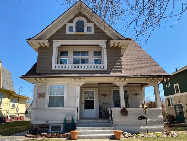 Foto del edificio - 304 6th Ave NW