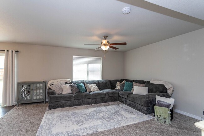 Foto del edificio - Bright & Beautiful 4BD Home in Lorson Ranc...