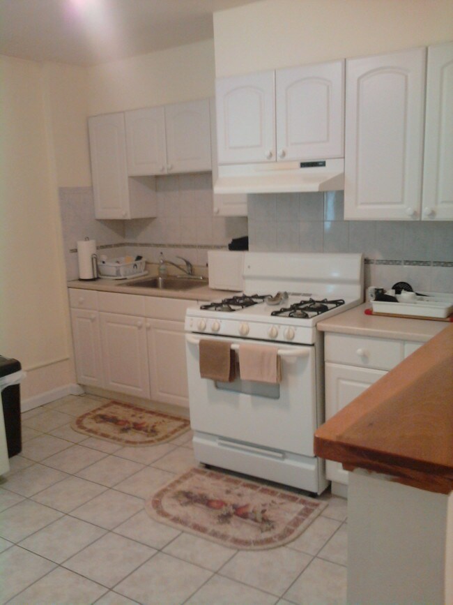 Kitchen - 9 Linden Ave
