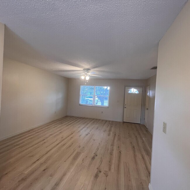 Building Photo - 2532 Stratford Dr