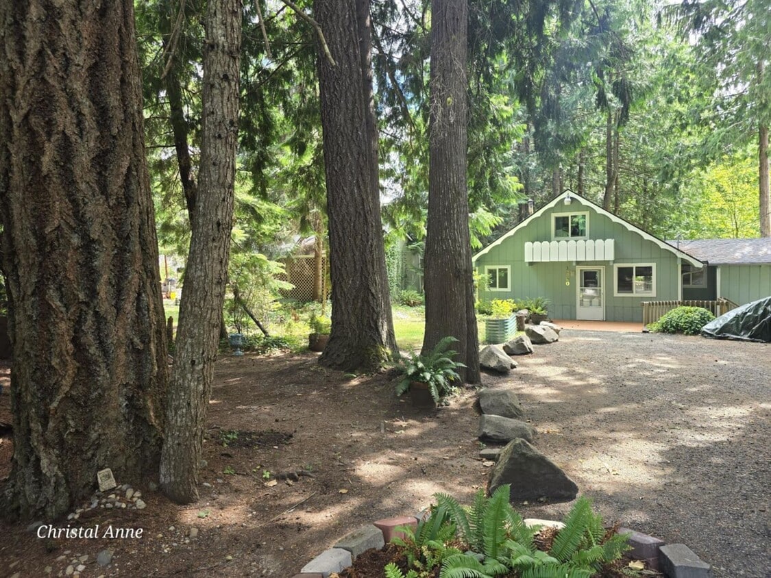 Primary Photo - Super cute 1 bedroom house with a bedroom ...