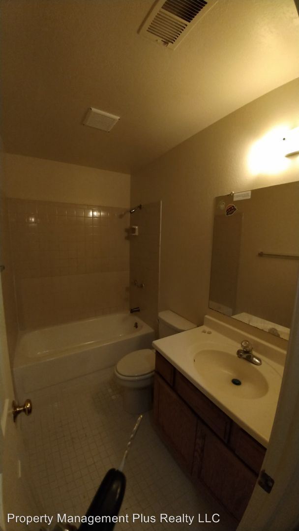Building Photo - 2 br, 1 bath Apartment - 225 E 8th #D8