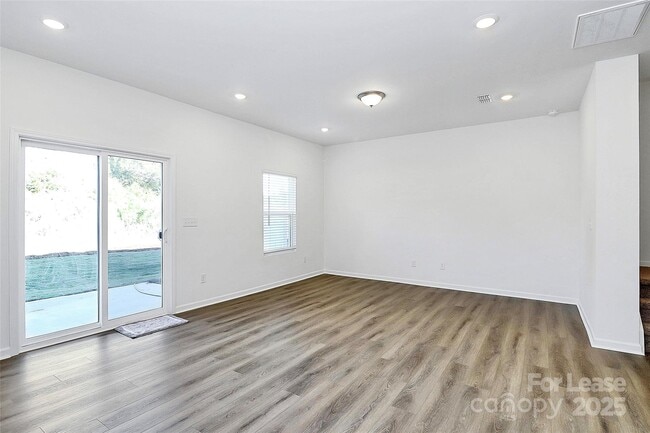 Building Photo - 3649 Secrest Lndg