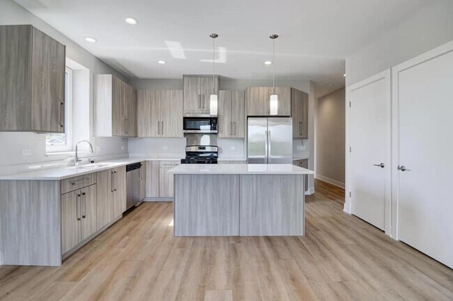 Foto del edificio - 6322 W Irving Park Rd