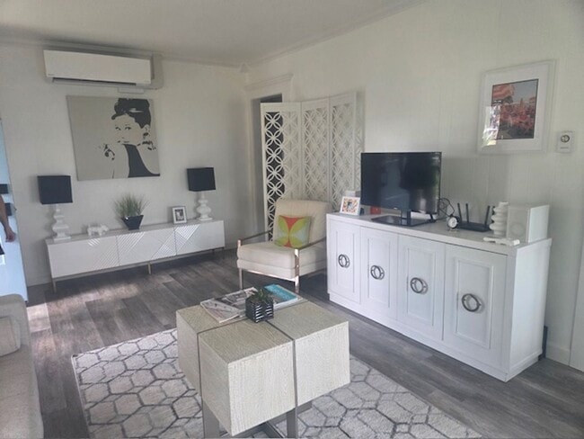 Foto del edificio - Charming 2 bedroom, 1 bathroom, single story cottage w/oversized garage